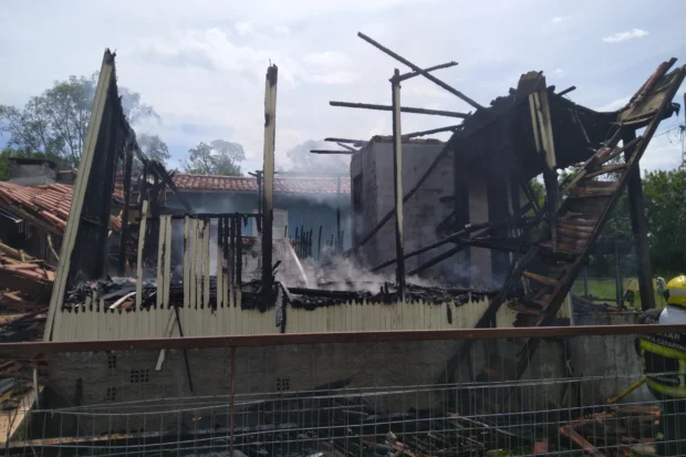 Uma residência de madeira em Criciúma, foi consumida pelo fogo