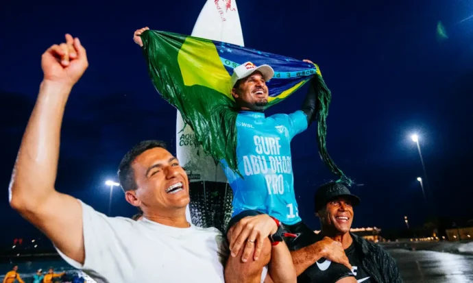 Ítalo Ferreira vence em Abu Dhabi e é o número um do surfe mundial