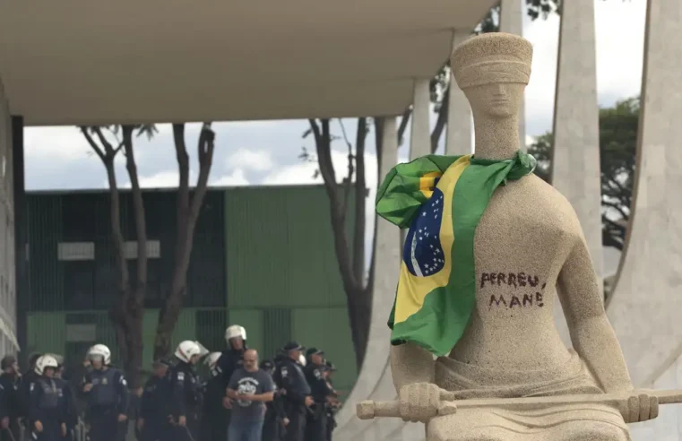 Moraes concede prisão domiciliar a mulher que pichou estátua no STF