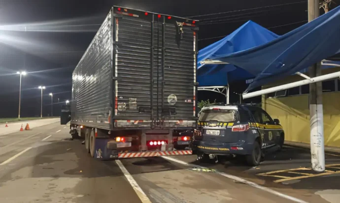 PF vai investigar motorista que jogou caminhão contra posto da PRF