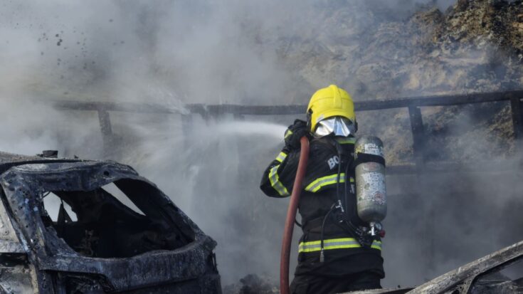 Equipes do CBMSC controlaram incêndio com caminhão de combustível que explodiu na BR-101 em Palhoça