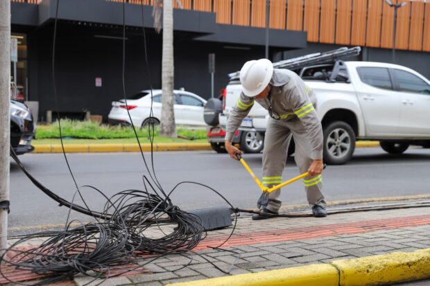 Operação Limpa Fios: mais de 1 tonelada de fiação irregular é recolhida no centro de Criciúma