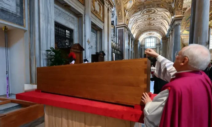 Milhares de pessoas visitam o túmulo do Papa Francisco neste domingo