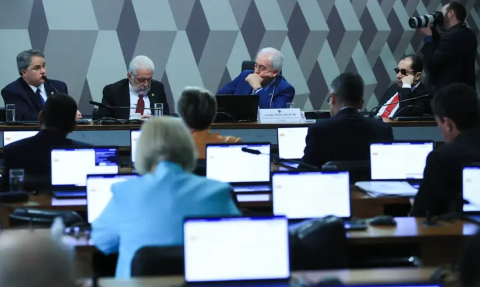 CCJ do Senado adia votação sobre fim da reeleição para presidente