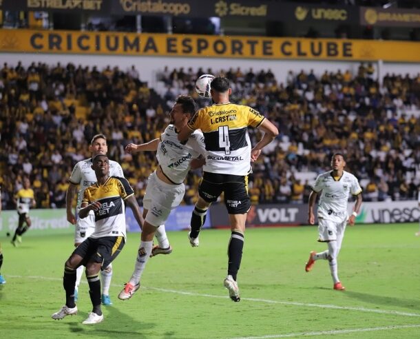 Criciúma empata na estreia do novo técnico Eduardo Baptista, segue na parte debaixo da Série B