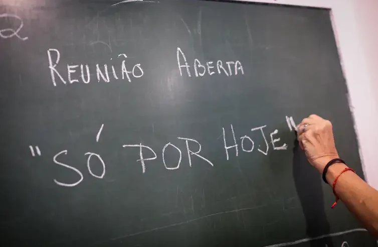 Aos 90 anos, Alcoólicos Anônimos têm maior participação feminina