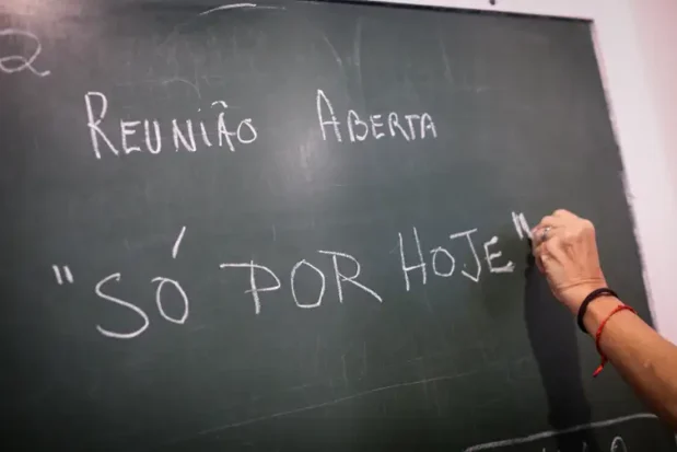 Aos 90 anos, Alcoólicos Anônimos têm maior participação feminina