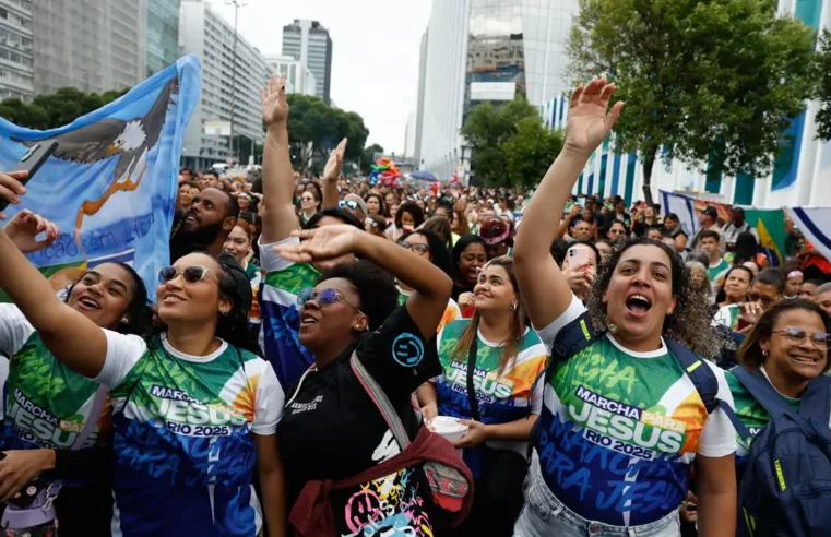 Evangélicos crescem e representam mais de um quarto da população