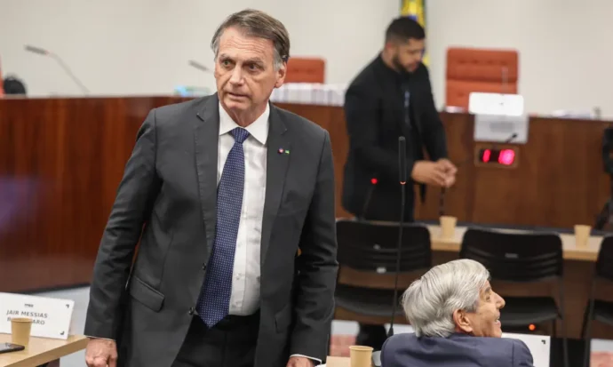 Moraes dá 48h para Bolsonaro explicar documento sobre asilo político