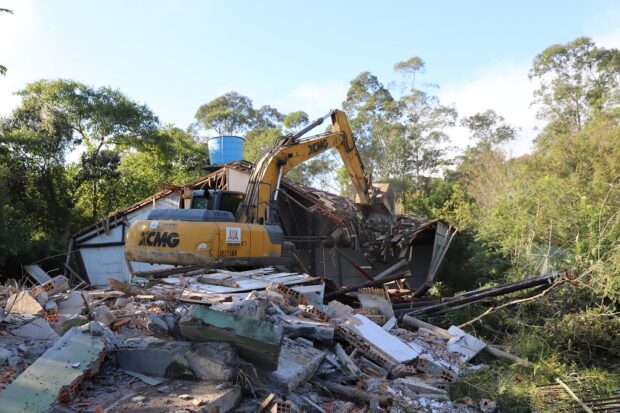 Prefeitura de Criciúma realiza demolição de imóvel da antiga Famcri para construção da nova sede da Defesa Civil