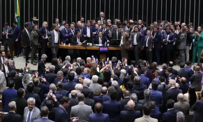 Deputados que bloquearam plenário podem ser suspensos por até 6 meses