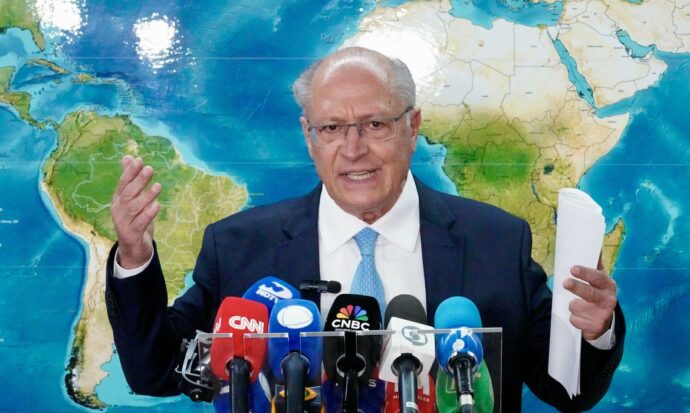 Tarifaço dos EUA: programa para afetados sai até terça, diz Alckmin
