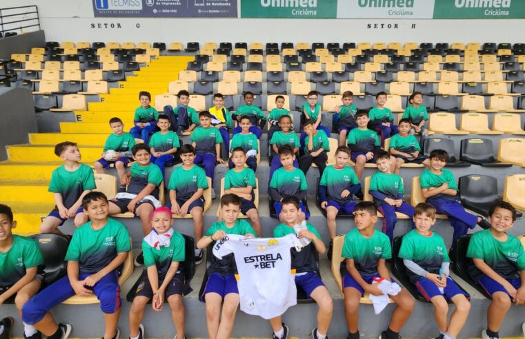 Crianças do Bairro da Juventude vivenciam sonho ao visitar estádio do Criciúma