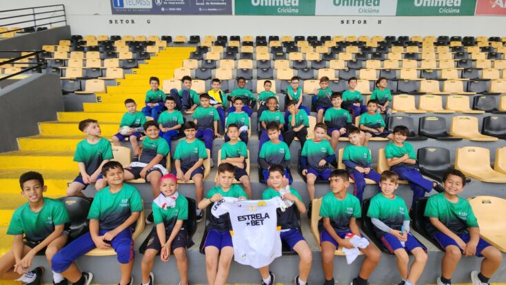 Crianças do Bairro da Juventude vivenciam sonho ao visitar estádio do Criciúma