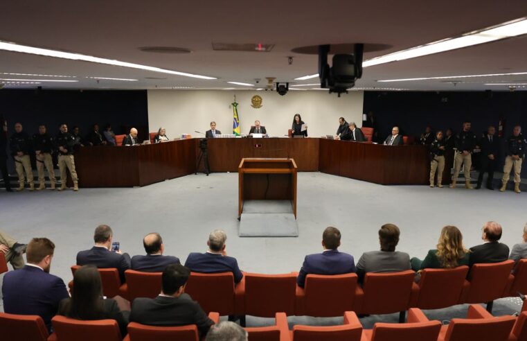 Julgamento de Bolsonaro e réus será retomado com voto de Carmen Lúcia