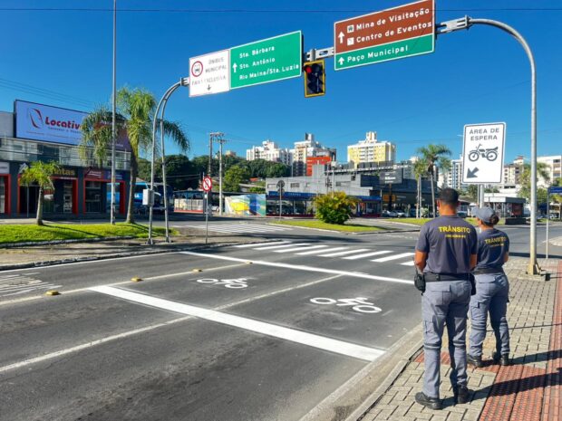 Criciúma implanta área de espera para motocicletas na Avenida Centenário