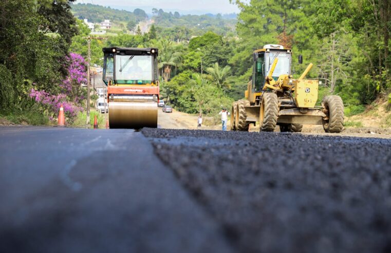 ‘Rota dos Peregrinos’: rua Pedro Dal Toé começa a receber capa asfáltica