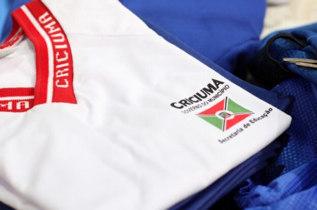 Volta às aulas 2026: Prefeitura de Criciúma iniciará distribuição de uniformes escolares na rede municipal